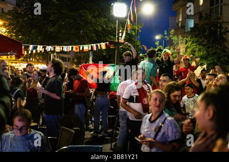 5. Juli 2024, Paris, Frankreich: Portugiesische Fußballfans auf einer cafÃ-Terrasse im 14. Arrondissement von Paris, die Fernsehsendung des Spiels der Euro 2024 zwischen Portugal und Frankreich sehen. Mehrere Dutzend Fans der portugiesischen Fußballnationalmannschaft versammelten sich in einem portugiesischen cafÃ in Paris, um die Fernsehsendung des Viertelfinalspiels zwischen Portugal und Frankreich bei der Euro 2024 zu sehen. (Credit Image: © Telmo Pinto/SOPA Images via ZUMA Press Wire) Stockfoto