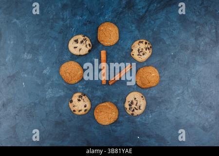 Zimtset und verschiedene Arten von Keksen auf dunkelblauem Hintergrund. Flache Lagen. Stockfoto