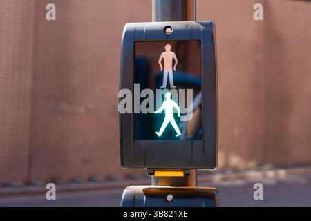 Green man Fußgängersignal für die Überquerung der Straße in Großbritannien Stockfoto