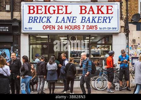 London, Großbritannien - 18. Oktober 2024 - Ein berühmter Bagel-Shop, Beigel Bake, in der Brick Lane mit vielen Kunden Stockfoto
