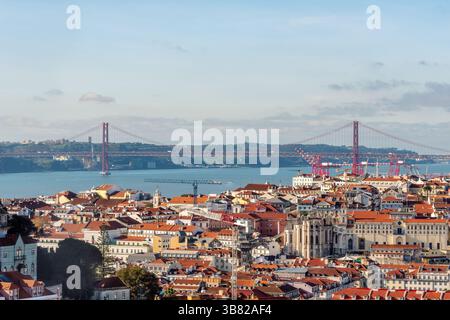 Blick auf die Stadt vom Aussichtspunkt Miradouro da Graca in Lissabon, Portugal, mit Blick auf das Kloster Carmo und die Brücke vom 25. April. Stockfoto