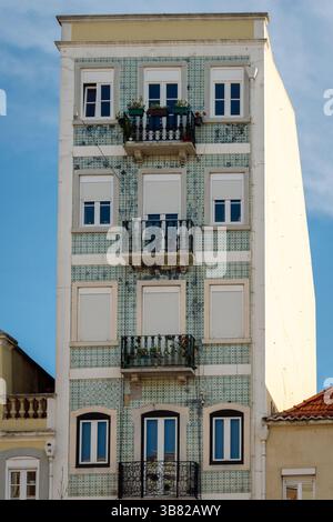Azulejo-Fassade in einem Haus in der portugiesischen Hauptstadt Lissabon. Traditionelle Architektur der Fassaden mit Keramikfliesen bedeckt. Stockfoto