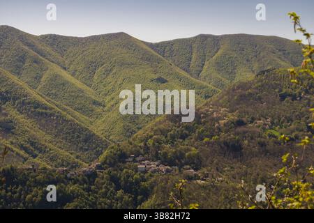 Das Tal vom Pizzo und das Dorf Monteacuto delle Alpi Stockfoto