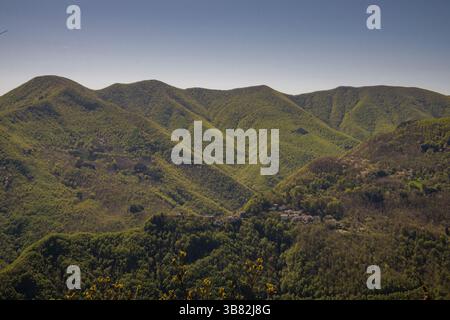 Das Tal vom Pizzo und das Dorf Monteacuto delle Alpi Stockfoto