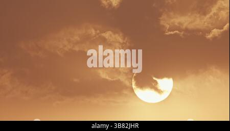 Großer Sonnenaufgang. Heller Dramatischer Sonnenuntergangshimmel Natürlicher Hintergrund. Sonnenuntergang Bewölkter Himmel. Kräftiger Sonnenuntergang In Gelb, Orange Stockfoto