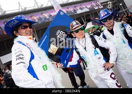 6. April 2024, Suzuka, Mie, Japan: Rennfans für Visa CashApp RB F1 Team und Yuki Tsunoda im Cosplay Cowboy und Kreditkarte am Qualifikationstag des Formel 1 Großen Preises von Japan 2024. (Bild: © Taidgh Barron/ZUMA Press Wire) Stockfoto