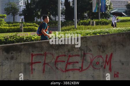 18. Juni 2019, Hongkong, CHINA: In Hongkong lief ein Jogger während der Proteste von 2019 durch einen Tamar Park neben dem Regierungssitz von Hongkong. Heute hat die Regierung von Hongkong eine gazette veröffentlicht, in der offiziell angekündigt wird, dass kontroverses heimisches Sicherheitsgesetz ARTIKEL 23 in Kraft getreten ist. ARTIKEL 23 ist seit 2003 eine schwierige Aufgabe der Regierung in Hongkong für die LEGISLATIVE, als der Schritt der Regierung, viel verhasste Polizeigesetze zu erlassen, unter dem Druck massiver Proteste abgebrochen wurde. Die voreilige Gesetzgebung des neuen Polizeigesetzes Anfang dieses Jahres zusätzlich zur Alre Stockfoto