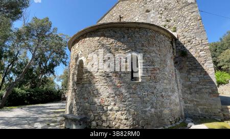 Sestri Levante, Genua, Ligurien - 26.04.2025. Alte Steinkirche des Heiligen Nikolaus auf dem Berg am sonnigen Tag. Traditionelles altes Gebäude. Stadt auf dem Seeweg. Stockfoto