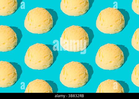 Vanilleeismuster auf hellblauem pastellfarbenen Hintergrund. Sommer-Food-Konzept. Minimales isometrisches Layout. Eisschaufel-Ästhetische Idee. Stockfoto