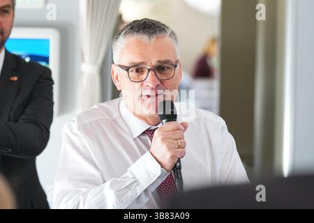 Paris, Frankreich. Mai 2025. Regierungssprecher Stefan Kornelius spricht mit Journalisten im Flugzeug auf dem Weg von BER nach Paris und Warschau. Quelle: Michael Kappeler/dpa/Alamy Live News Stockfoto