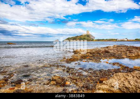 Herrlicher Blick auf den alten spanischen Turm des Coltellazzo-Leuchtturms Saint Efisio an der archäologischen Stätte Nora. Lage: Nora, Pula, Sardinien, Italien E Stockfoto