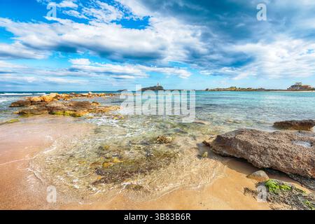 Fabelhafte Aussicht auf den alten spanischen Turm des Coltellazzo-Leuchtturms Saint Efisio an der archäologischen Stätte Nora. Lage: Nora, Pula, Sardinien, Italien E Stockfoto