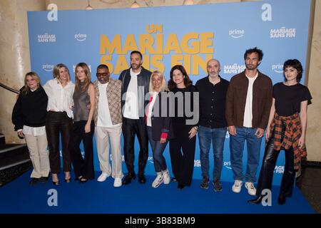 Paris, Frankreich. Mai 2025. Marie Papillon, ein Gast, Camille Rowe, Youssef Hajdi, Tarek Boudali, Gäste und Claire Chust nehmen am 6. Mai 2025 in Paris an der UN Mariage Sans fin Premiere von Patrick Cassir im Max Linder Cinema Teil. Quelle: Bernard Menigault/Alamy Live News Stockfoto