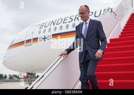 Paris, Frankreich. Mai 2025. Bundeskanzler Friedrich Merz (CDU) landet zu seinem Eröffnungsbesuch in Paris. Zu den Themen gehören die Neupositionierung Europas, der russische Aggressionskrieg gegen die Ukraine und die Migrationspolitik. Quelle: Michael Kappeler/dpa/Alamy Live News Stockfoto