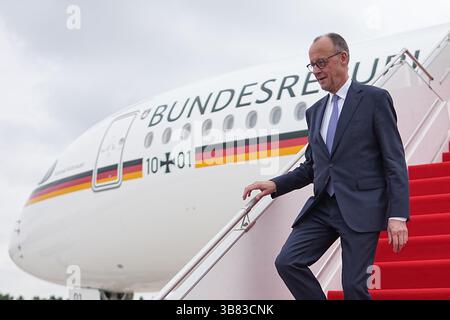 Paris, Frankreich. Mai 2025. Bundeskanzler Friedrich Merz (CDU) landet zu seinem Eröffnungsbesuch in Paris. Zu den Themen gehören die Neupositionierung Europas, der russische Aggressionskrieg gegen die Ukraine und die Migrationspolitik. Quelle: Michael Kappeler/dpa/Alamy Live News Stockfoto