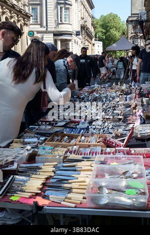 Samstagsmarkt in der Corn Street in der Altstadt Bristol UK Besteckmesser Gabeln und Löffel Stockfoto