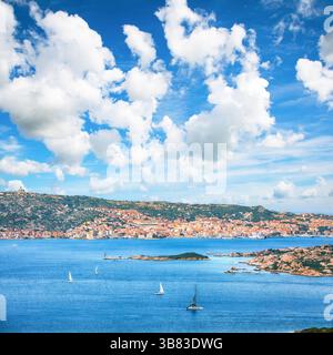 Unglaubliche Aussicht auf die Inseln Santo Stefano und La Maddalena von Palau aus. Lage: Palau, Provinz Olbia-Tempio, Sardinien, Italien, Europa Stockfoto