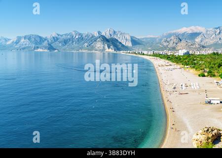 Blick auf Konyaalti Beach und Park in Antalya, Türkei Stockfoto