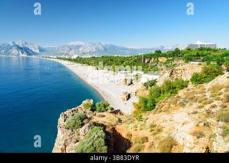 Blick auf Konyaalti Beach und Park in Antalya, Türkei Stockfoto