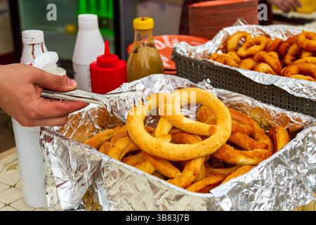 Brezeln in Folie auf der Theke eines Fast-Food-Restaurants Stockfoto