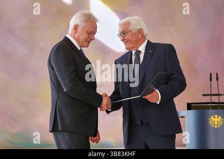 Berlin, Deutschland, 06.05.2025: Schloss Bellevue: Ernennung der Bundesregierung durch den Bundespräsidenten: Bundesminister für Landwirtschaft, Ernährung und Heimat Alois Rainer CSU bekommt seine Ernennungsurkunde von Bundespräsident Frank-Walter Steinmeier überreicht *** Berlin, Deutschland, 06 05 2025 Schloss Bellevue Ernennung der Bundesregierung durch den Bundespräsidenten Bundesminister für Landwirtschaft, Ernährung und Inneres Alois Rainer CSU erhält seine Ernennungsurkunde von Bundespräsident Frank Walter Steinmeier überreicht *** Urheber: xdtsxts 65958 Stockfoto