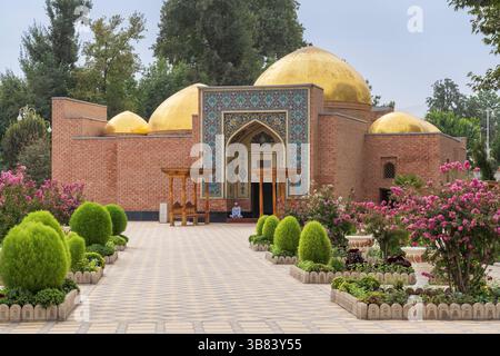 Kulob, Tadschikistan - 08 25 2022: Blick auf das historische Mausoleum des iranischen muslimischen Gelehrten mir Sayyid Ali Hamadani mit hellen goldenen Kuppeln Stockfoto