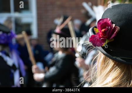 Morris-Tänzer tanzen auf einem Frühlingsfest im Mai, mit einem verzierten Hut im Vordergrund, mit einem verschwommenen Schnitt. Upton upon Severn, Großbritannien Stockfoto