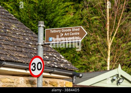 Wegweiser zum Goods Shed, Art Centre und Parkplatz, Tetbury, Gloucestershire, Großbritannien Stockfoto