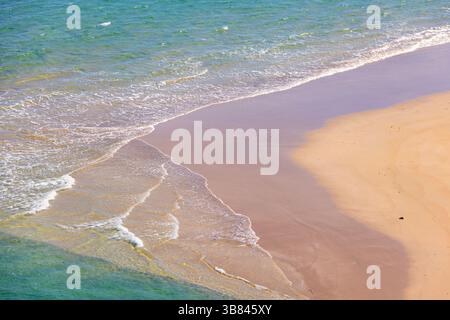 Blick auf die brechenden Meereswellen an einem Sandstrand Stockfoto