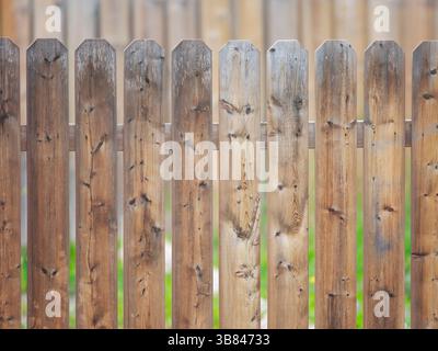 Holzzaun, braune Bretter, Ölflecken, Nahaufnahme Stockfoto
