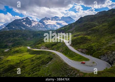 Aus der Vogelperspektive eine Haarnadelkurve am Berninapass, Graubünden, Engadin, Schweiz. Stockfoto