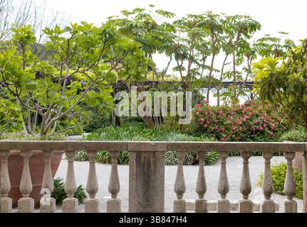 Üppiger venezianischer Park mit Steingeländer Stockfoto