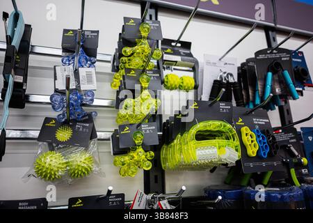 Iwano-Frankivsk, Ukraine - 29. April 2025: In einem Verkaufsregal werden bunte Massagegeräte und Fitnessprodukte ausgestellt. Stockfoto