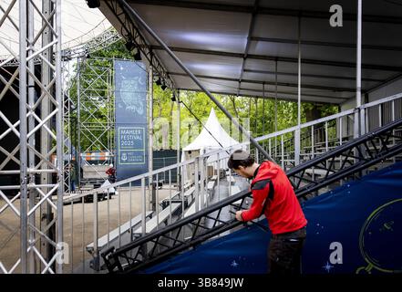 AMSTERDAM - an einem Bau eines Mahler Pavillons im Vondelpark werden Banner gehängt. Der Veranstaltungsort ist Teil eines Mahler Festivals in der Hauptstadt. ANP KOEN VAN WEEL niederlande aus - belgien aus Stockfoto