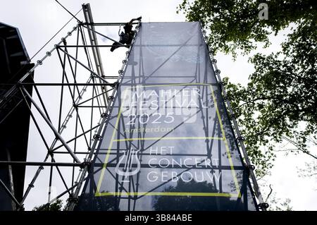 AMSTERDAM - an einem Bau eines Mahler Pavillons im Vondelpark werden Banner gehängt. Der Veranstaltungsort ist Teil eines Mahler Festivals in der Hauptstadt. ANP KOEN VAN WEEL niederlande aus - belgien aus Stockfoto