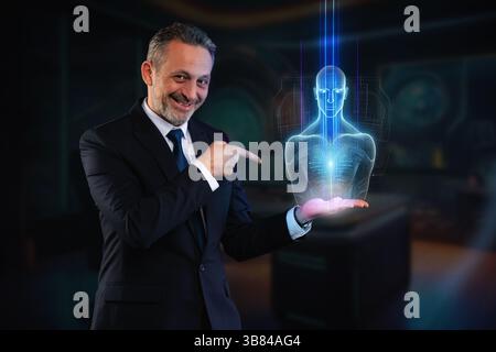 Lächelnder Geschäftsmann im Anzug, der auf ein leuchtendes digitales Hologramm einer menschlichen Figur in einer virtuellen High-Tech-Umgebung zeigt. Konzept der Innovation, KI und Stockfoto