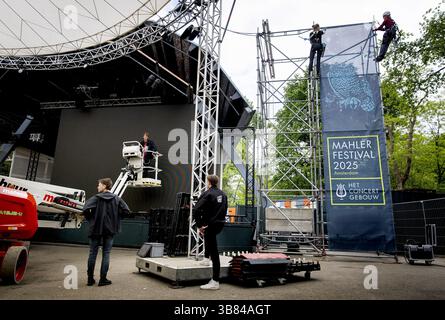 AMSTERDAM - an einem Bau eines Mahler Pavillons im Vondelpark werden Banner gehängt. Der Veranstaltungsort ist Teil eines Mahler Festivals in der Hauptstadt. ANP KOEN VAN WEEL niederlande aus - belgien aus Stockfoto