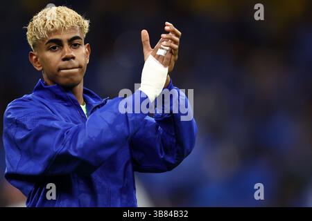 Mailand, Italien. Mai 2025. Lamine Yamal vom FC Barcelona begrüßt die Fans beim Halbfinale der UEFA Champions League 2024/25 im zweiten Legspiel zwischen dem FC Internazionale und dem FC Barcelona im Stadio Giuseppe Meazza (San Siro) am 6. Mai 2025 in Mailand. Quelle: Marco Canoniero/Alamy Live News Stockfoto