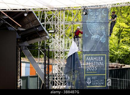 AMSTERDAM - an einem Bau eines Mahler Pavillons im Vondelpark werden Banner gehängt. Der Veranstaltungsort ist Teil eines Mahler Festivals in der Hauptstadt. ANP KOEN VAN WEEL niederlande aus - belgien aus Stockfoto