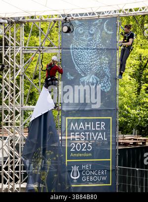 AMSTERDAM - an einem Bau eines Mahler Pavillons im Vondelpark werden Banner gehängt. Der Veranstaltungsort ist Teil eines Mahler Festivals in der Hauptstadt. ANP KOEN VAN WEEL niederlande aus - belgien aus Stockfoto