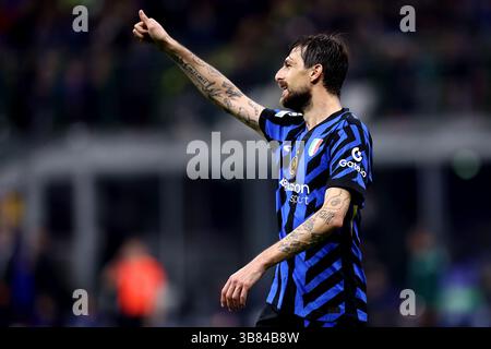 Mailand, Italien. Mai 2025. Francesco Acerbi vom FC Internazionale gibt beim Halbfinalspiel der UEFA Champions League 2024/25 im zweiten Legspiel zwischen dem FC Internazionale und dem FC Barcelona am 6. Mai 2025 in Mailand Gesten. Quelle: Marco Canoniero/Alamy Live News Stockfoto