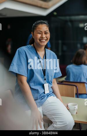 Porträt einer glücklichen Ärztin, die in der Cafeteria auf dem Tisch sitzt Stockfoto