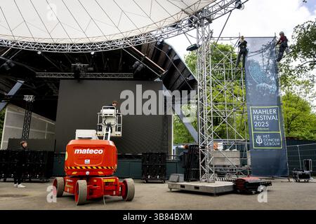 AMSTERDAM - an einem Bau eines Mahler Pavillons im Vondelpark werden Banner gehängt. Der Veranstaltungsort ist Teil eines Mahler Festivals in der Hauptstadt. ANP KOEN VAN WEEL niederlande aus - belgien aus Stockfoto
