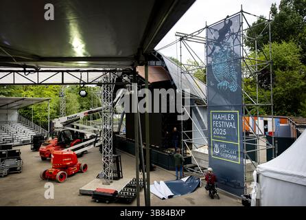 AMSTERDAM - beim Bau eines Mahler Pavillons im Vondelpark werden Banner gehängt. Der Veranstaltungsort ist Teil eines Mahler Festivals in der Hauptstadt. ANP KOEN VAN WEEL niederlande aus - belgien aus Stockfoto