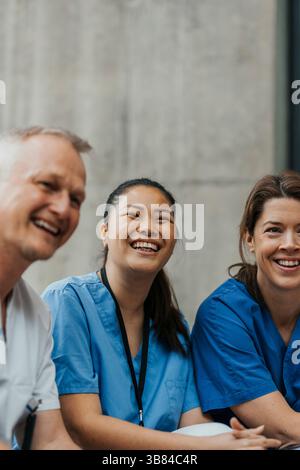 Glückliche Ärztinnen und Ärztinnen, die sich in der Klinik amüsieren Stockfoto