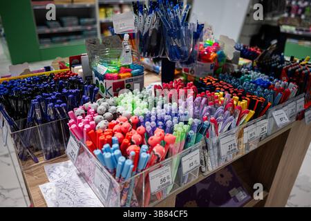 Iwano-Frankiwsk, Ukraine - 29. April 2025: Organisierte Sammlung von Stiften und Schreibgeräten in einem Geschäft Stockfoto