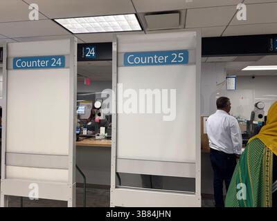 7. Mai 2025, New York City, New York: (Neu) Real ID Deadline für inländische Reisende in den usa beginnt heute am 7. Mai. 7. Mai 2025, New york, usa: Für Reisende in den usa beginnt heute der echte Ausweis, der ein staatlich konformer dmv-Führerschein, eine Lernerlaubnis oder einen nicht-Fahrer-Ausweis ist, der für einen Inlandsflug (innerhalb der USA) erforderlich ist. Der Real ID Act von 2005 ist ein Kongressakt, der Anforderungen festlegt, die von us-Staaten und -Territorien ausgestellte Führerscheine und Personalausweise erfüllen müssen, um für den Zugang zu Einrichtungen der Bundesregierung, Kernkraftwerken, A akzeptiert zu werden Stockfoto