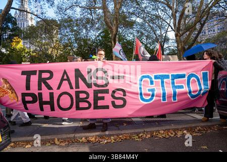 15. November 2022: Ein Zusammenstoß zwischen Anti-Trans-Demonstranten und Pro-Trans-Demonstranten führte am 14. November 2022 zu mehreren Schurken mit NYPD-Beamten, die versuchen, die Ordnung zwischen den beiden Gruppen außerhalb des Rathauses am Broadway und am Park Place in Manhattan aufrechtzuerhalten. (Foto: © Theodore Parisienne/New York Daily News via ZUMA Press Wire) Stockfoto