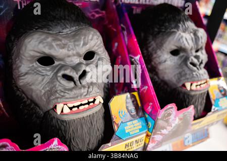 Iwano-Frankiwsk, Ukraine - 29. April 2025: Realistische Gorillamasken in farbenfrohen Verpackungen in einem Geschäft Stockfoto