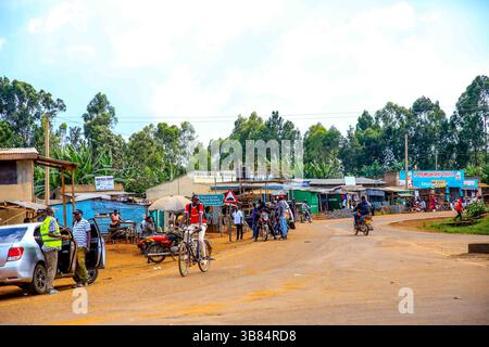 17. Februar 2024, Siaya, KENIA: Ein geschäftiger Blick auf die Straße in der Provinz Kodiaga in Nyanza Kenia. GEM ist ein Wahlkreis in Kenia. Es ist einer von sechs Wahlkreisen im Siaya County. Der Wahlkreis wurde für die Wahlen 1963 eingerichtet. Sie hat 179.792 Einwohner, basierend auf dem Volkszählungsbericht von 2019, und ihr derzeitiges Mitglied der Nationalversammlung ist Hon. Elisha Ochieng' Odhiambo von der Orange Democratic Movement (ODM) Partei. (Bild: © Donwilson Odhiambo/ZUMA Press Wire) Stockfoto